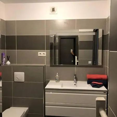 T2 Recent Climatise A 100m Du Port 公寓